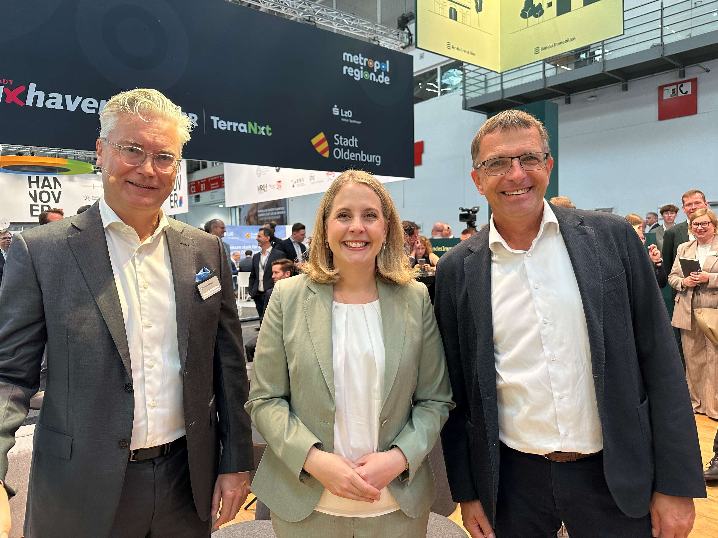 Im Gespräch auf der EXPO REAL (v. l.): Prof. Dr.-Ing. Alexander von Erdély, Vorstandssprecher der BImA, Bundesbauministerin Verena Hubertz und Steffen Jüstel, Geschäftsführer von ZEITGEIST | BERLINboxx